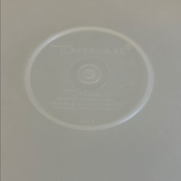 Vgt Tupperware White Round Storage Container for pies, etc. - Picture 4 of 6